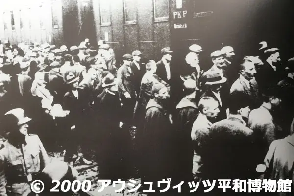 強制収容所に連れてこられた人々の様子を撮った写真